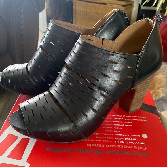 Clarks Shoes - Size 8 Black 3.5 heel boot shoes leather Clark’s zipper